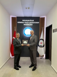 POMEM Müdürümüz Sn. Mehmet ÖZDEMİR Erzurum Bölge Kriminal Polis Laboratuvar Müdürü Sn. Hakan GÖÇMEN'e iadeyi ziyarette bulundular.